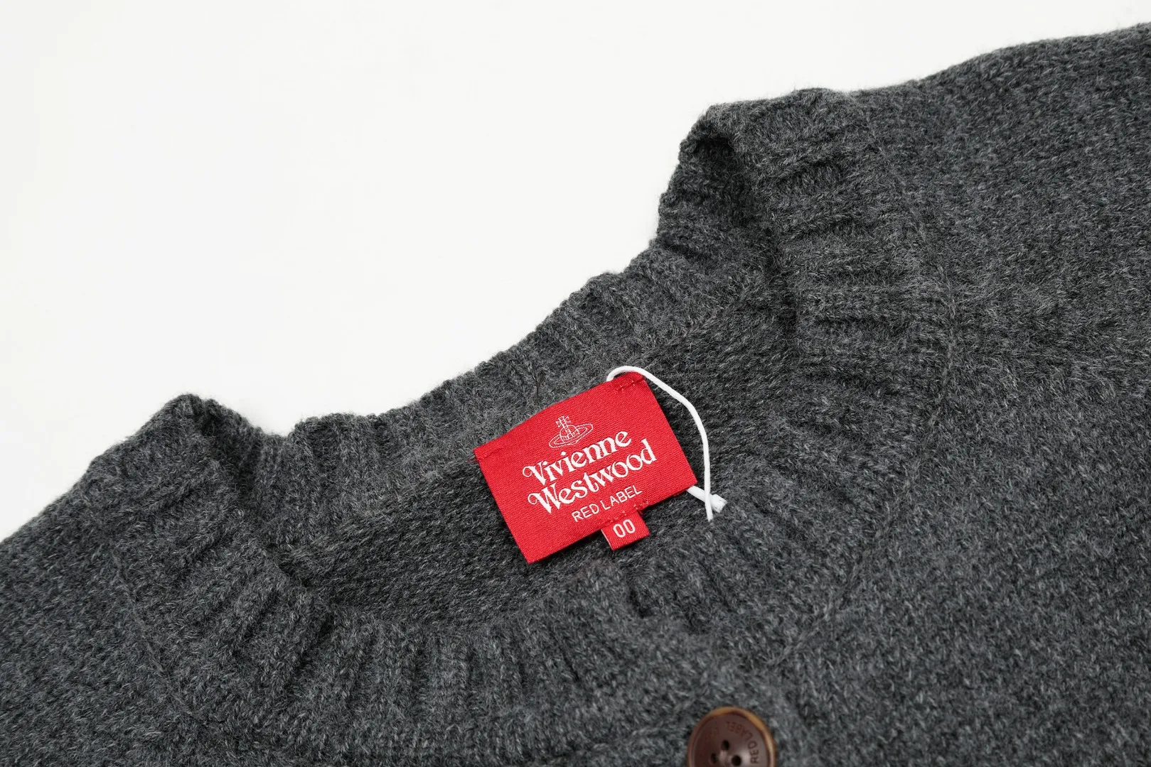 VIVI128 vivienne west wood scarf cardigan. Top original restoration. 30% wool thick needle top version. Customized original molded horn buckle. All details and styles are restored. Size 1 size 2 size. Color Brown dark gray
